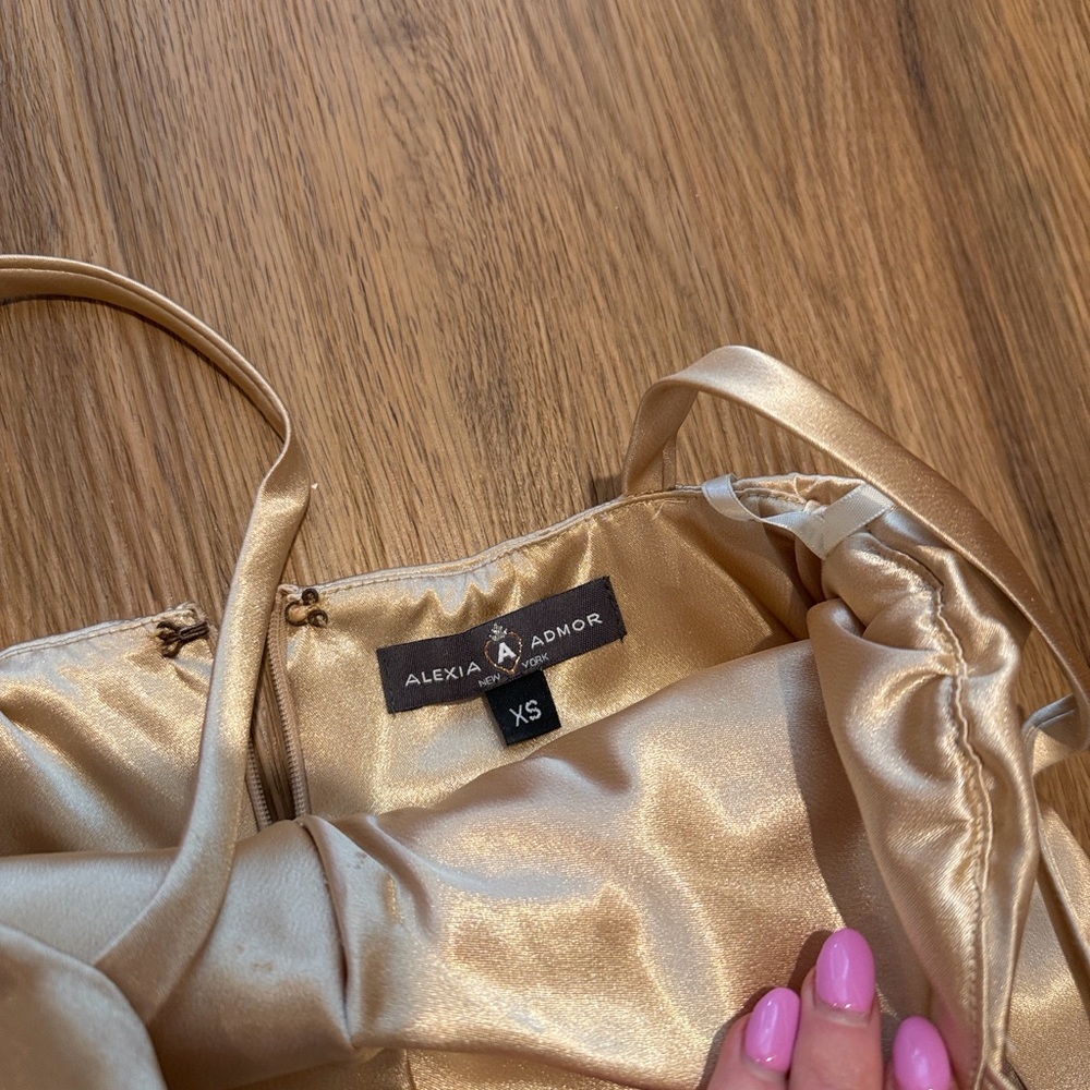 Alexia Admor vintage gold satin dress with bow detail - Picture 5 of 5